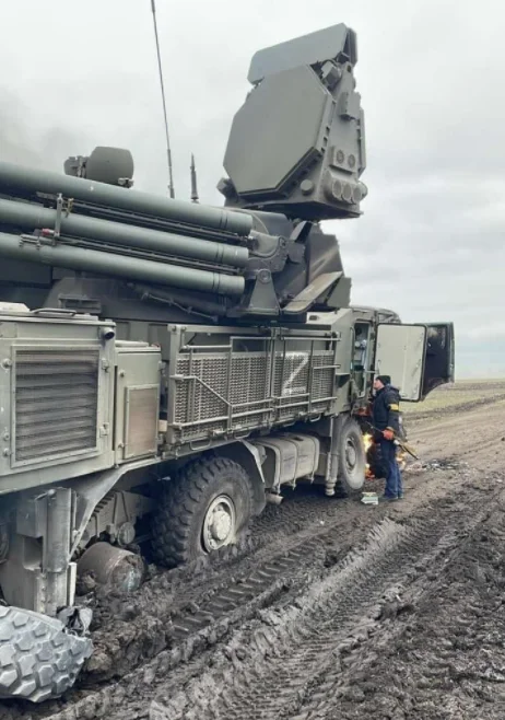 Russian military vehicle stuck in mud - photo credit: twitter
